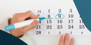Mulher a apontar para calendário com marcações do ciclo menstrual.